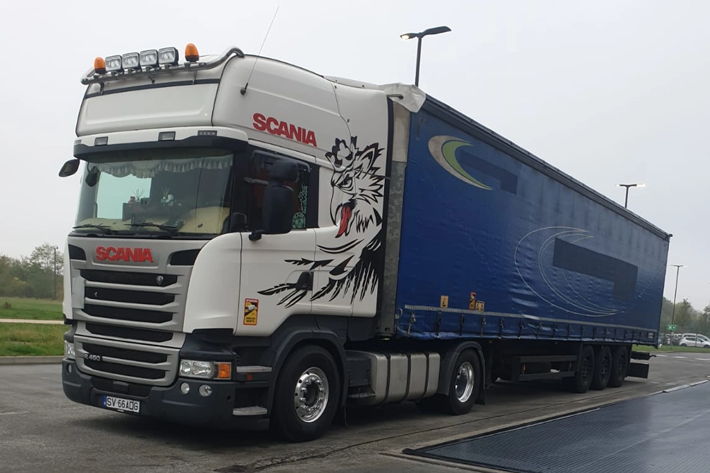 Camion Scania si semiremorca cu prelata pentru transport international