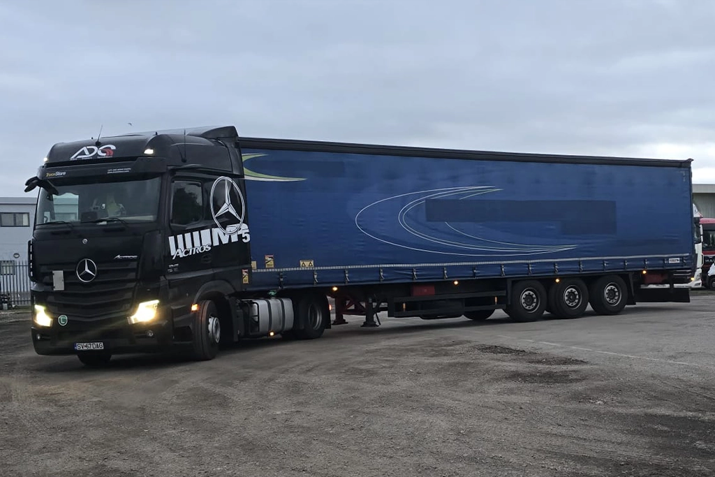 Camion Mercedes-Benz si semiremorca cu prelata pentru transport de marfuri pe continentul european