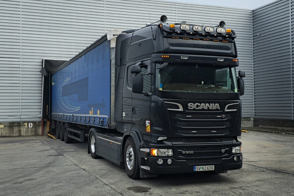 Camion Scania si semiremorca cu prelata asteptant sa incarce marfurile pentru a fi livrate la destinatie