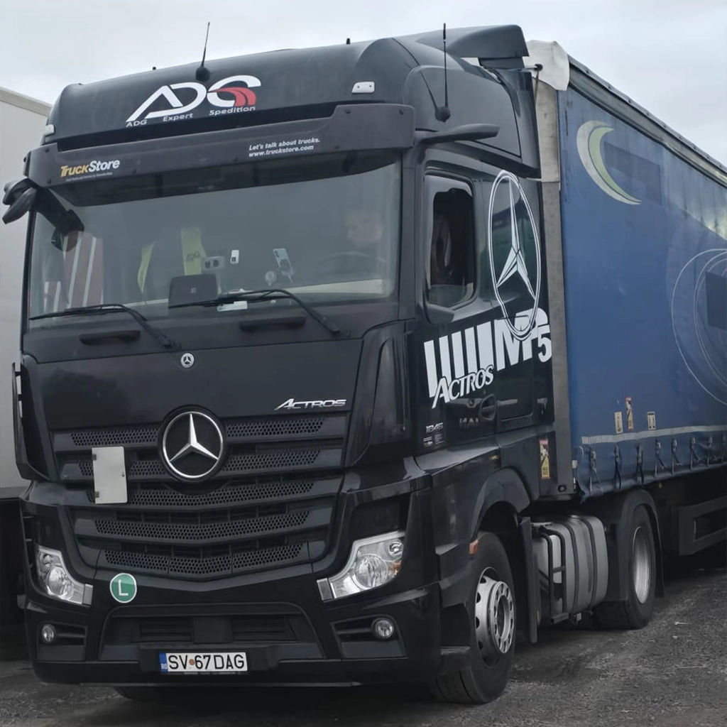 Camion Mercedes-Benz din flota de transport international