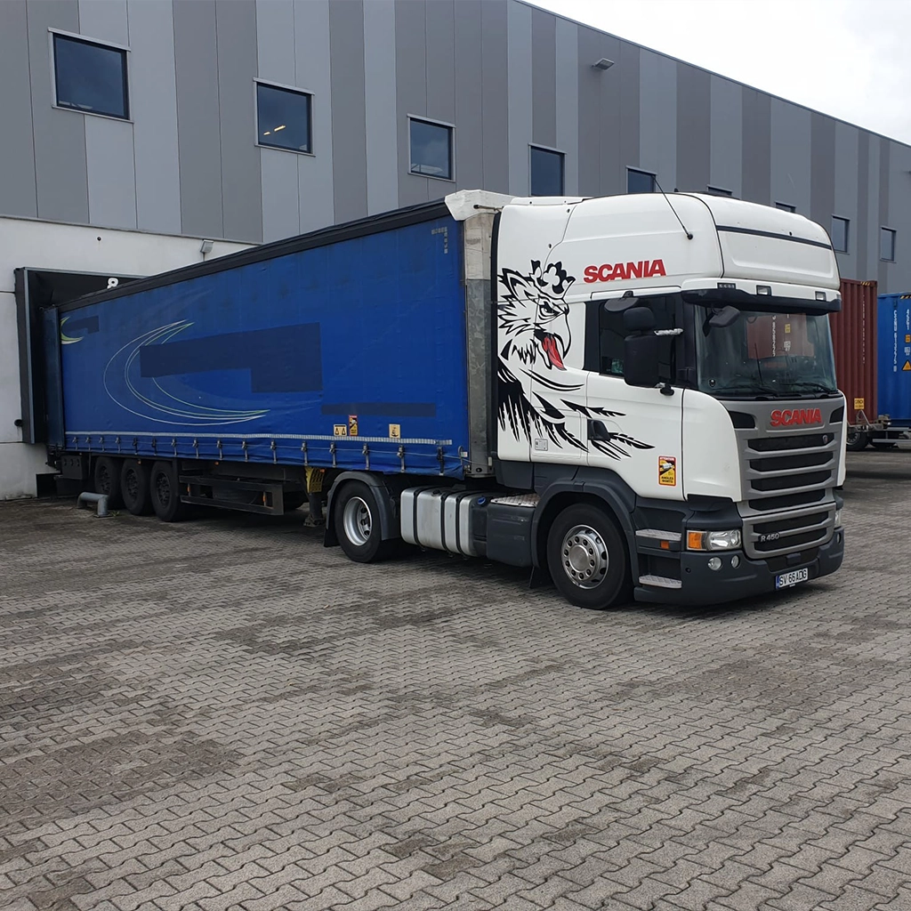 Ansamblu cap tractor Scania si smiremorca prelata asteptand la fabrica sa incarce