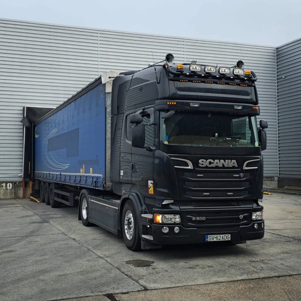 O poza artistica cu un camion din flota firmei ADG