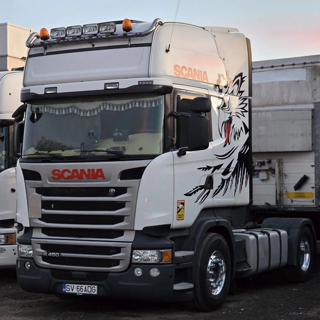 Un camion Scania aranjat cu bara cu proiectoare