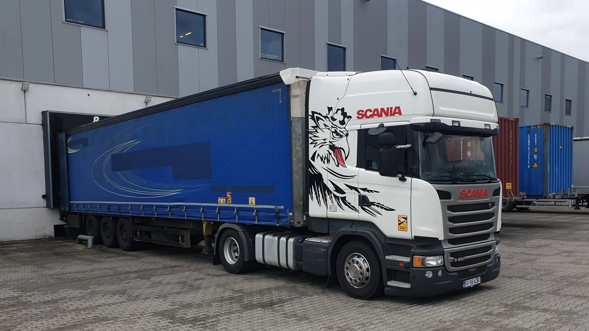 Camion si semiremorca cu prelata din flota de transport a companiei